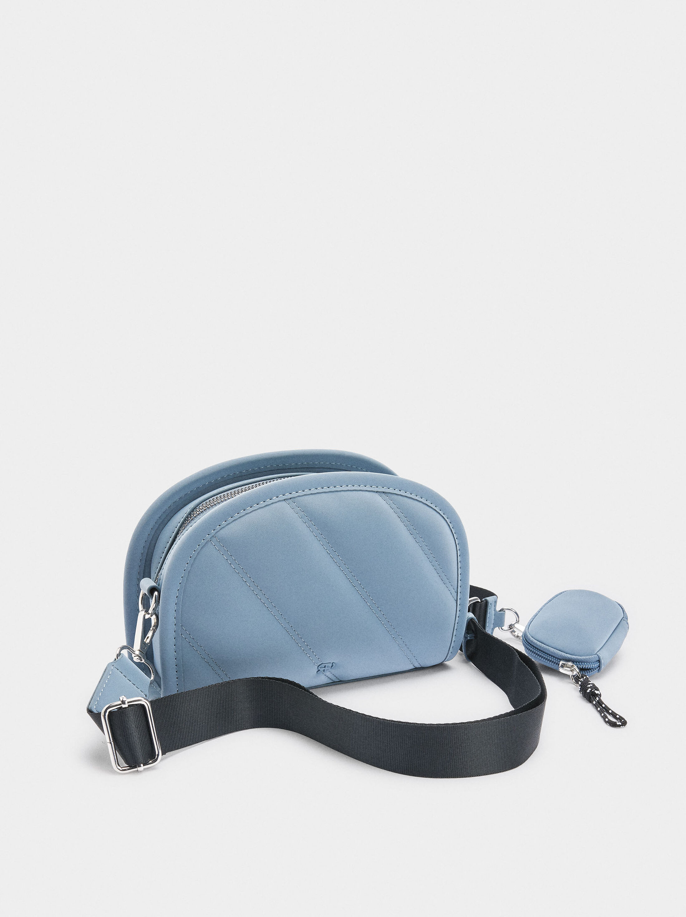 Bossa bandolera amb textura suau i penjoll image number 3.0