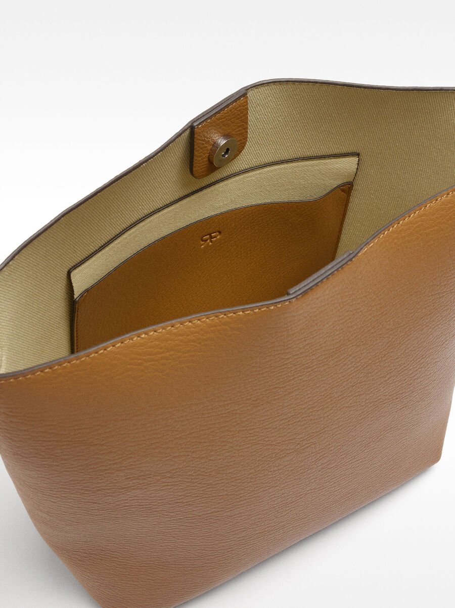 Schultertasche mit Henkel mit Nieten