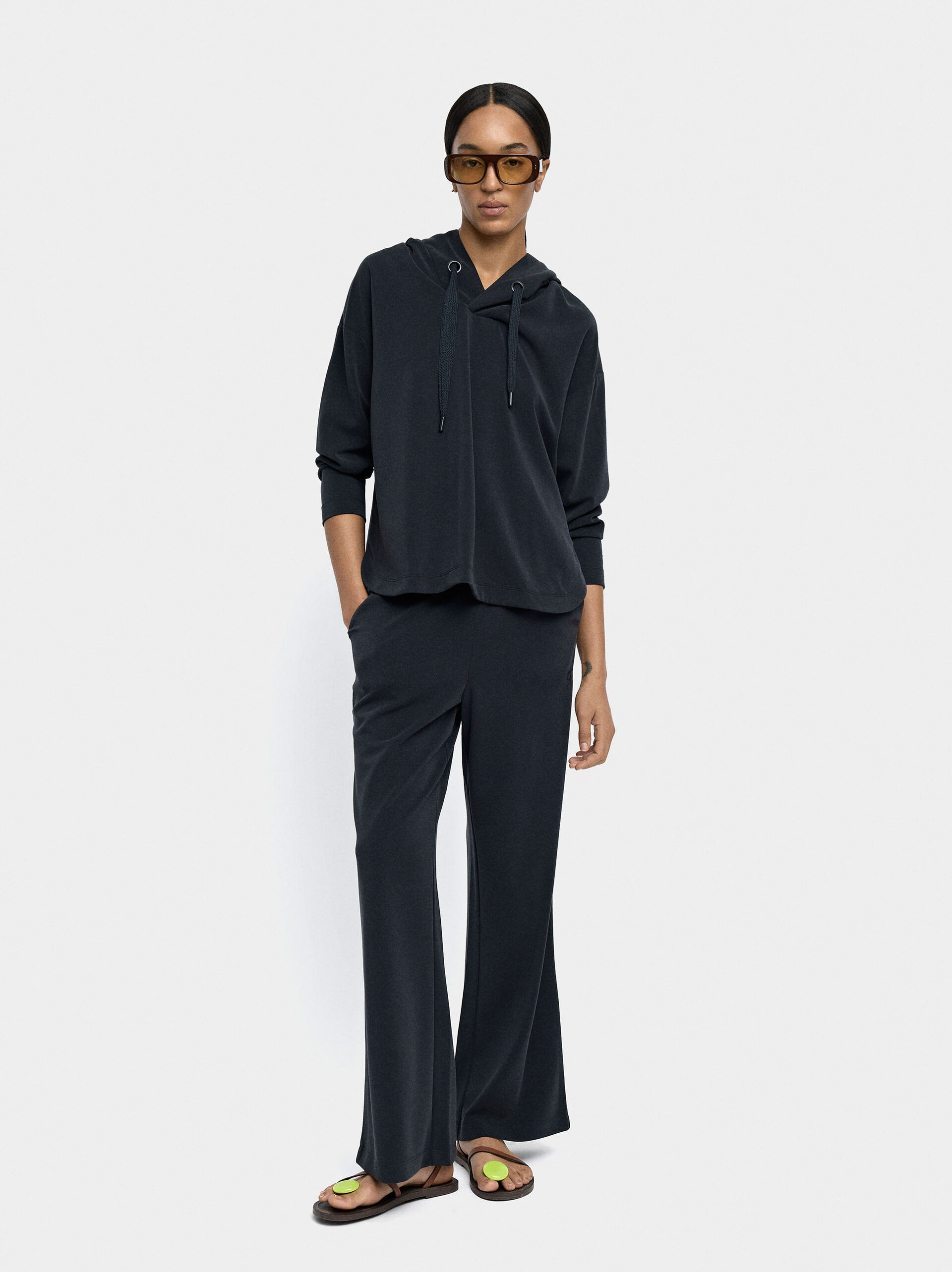 Loose-fitting trousers with elastic waistband image number 2.0