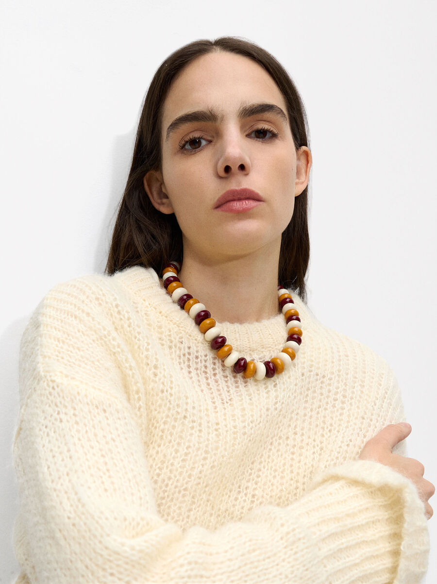 Short necklace with contrasting-colored beads