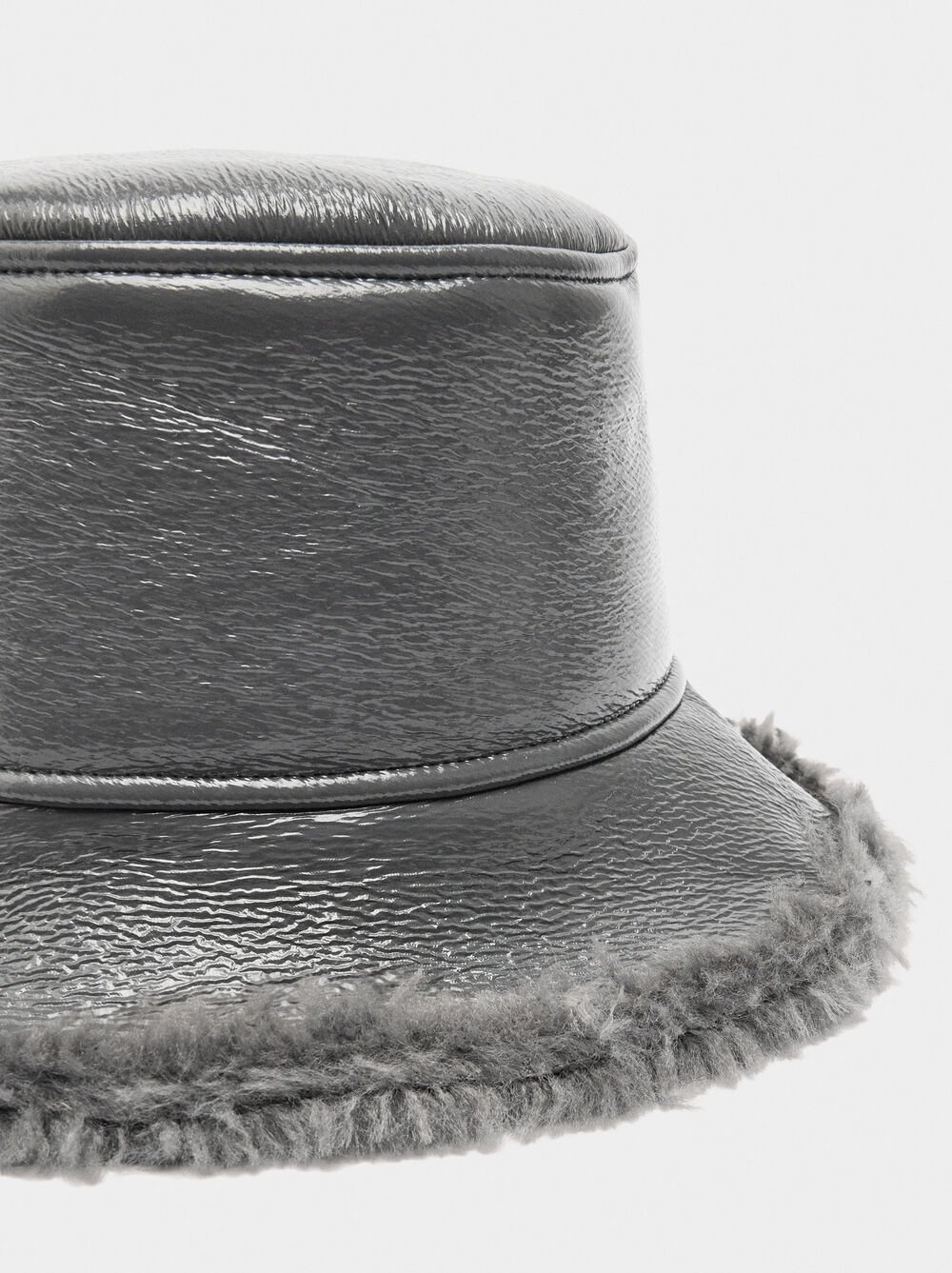 Varnished bucket bag hat