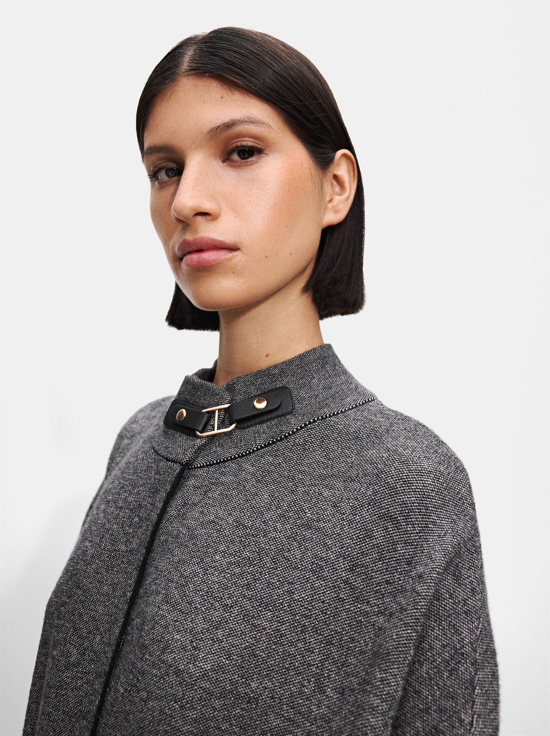 Poncho de punto de cuello alto image number 4.0