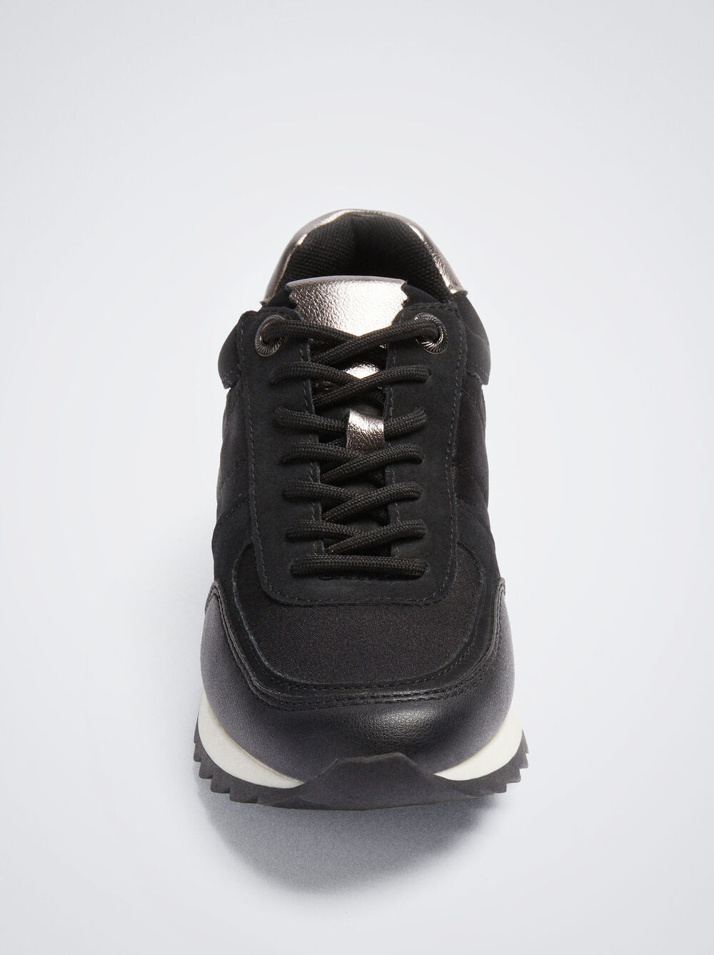 Trainers With Contrast Sole