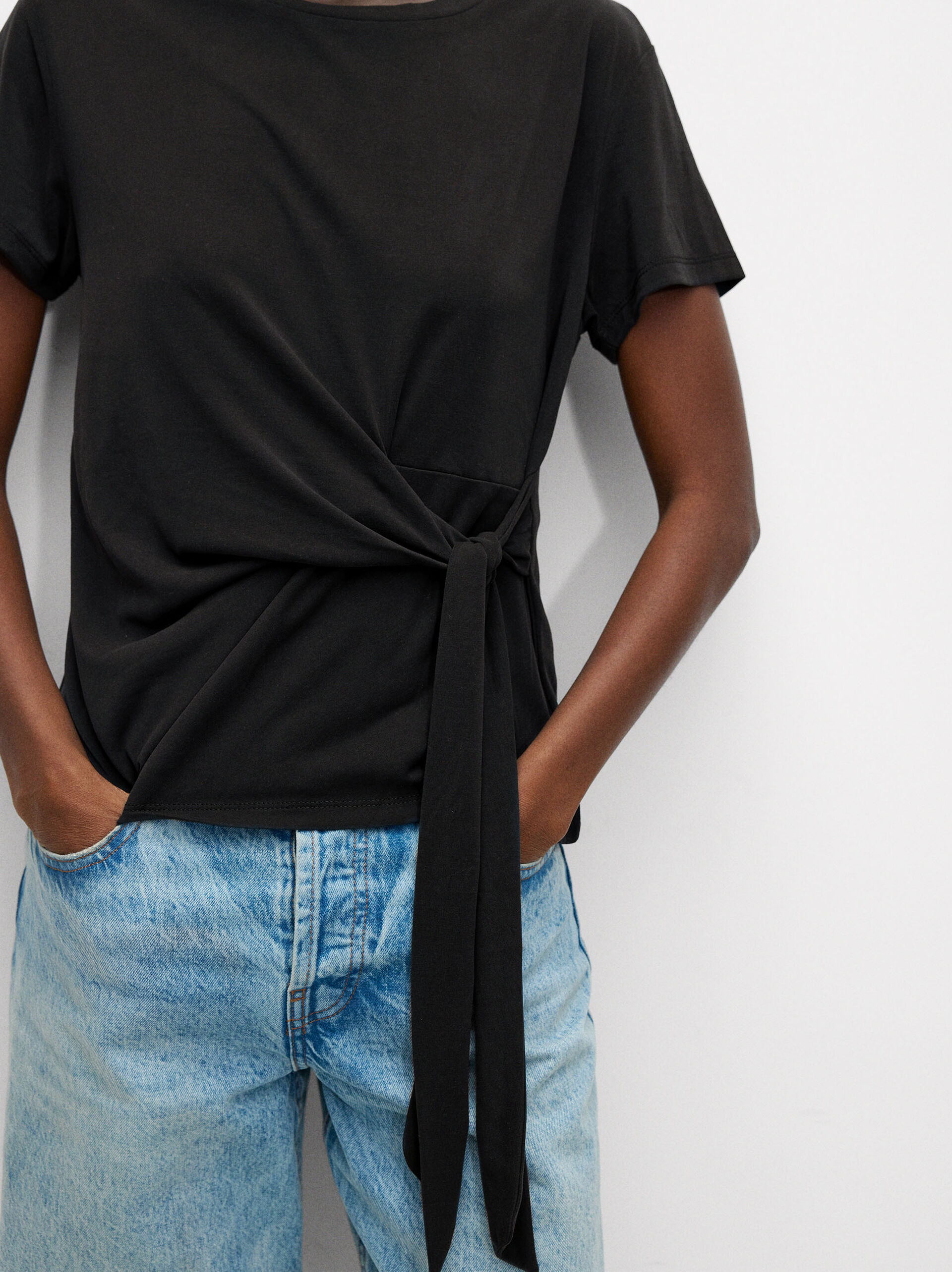 Camiseta con detalle de nudo image number 4.0