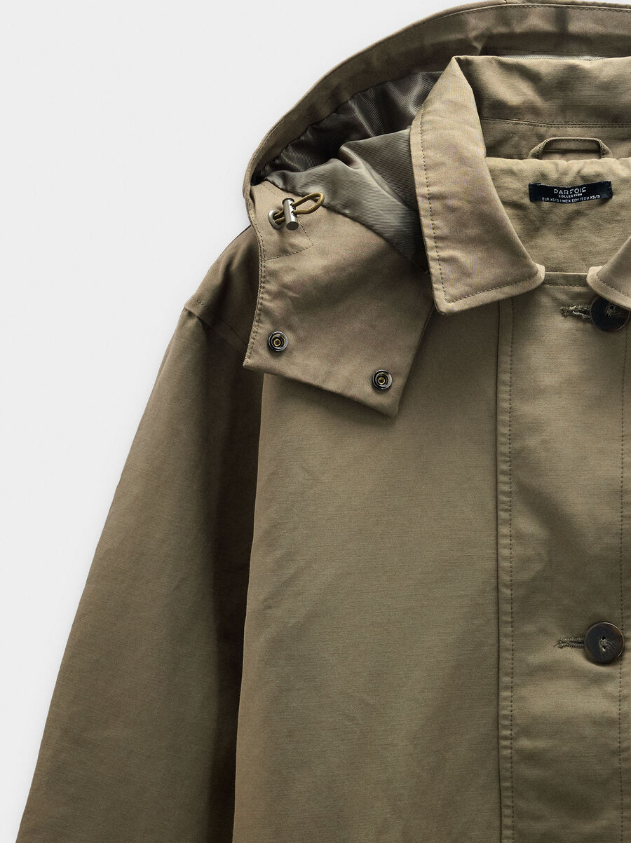 Chubasquero con capucha