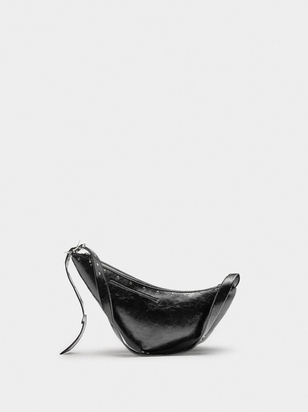 Asymmetrische Schultertasche mit Nieten
