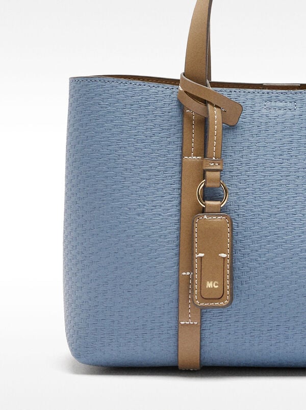 Tote bag with texture