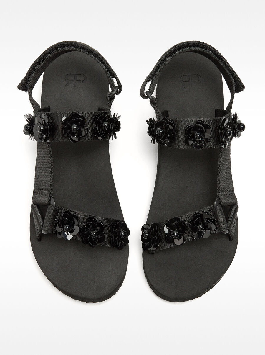 Flat sandals with floral detail