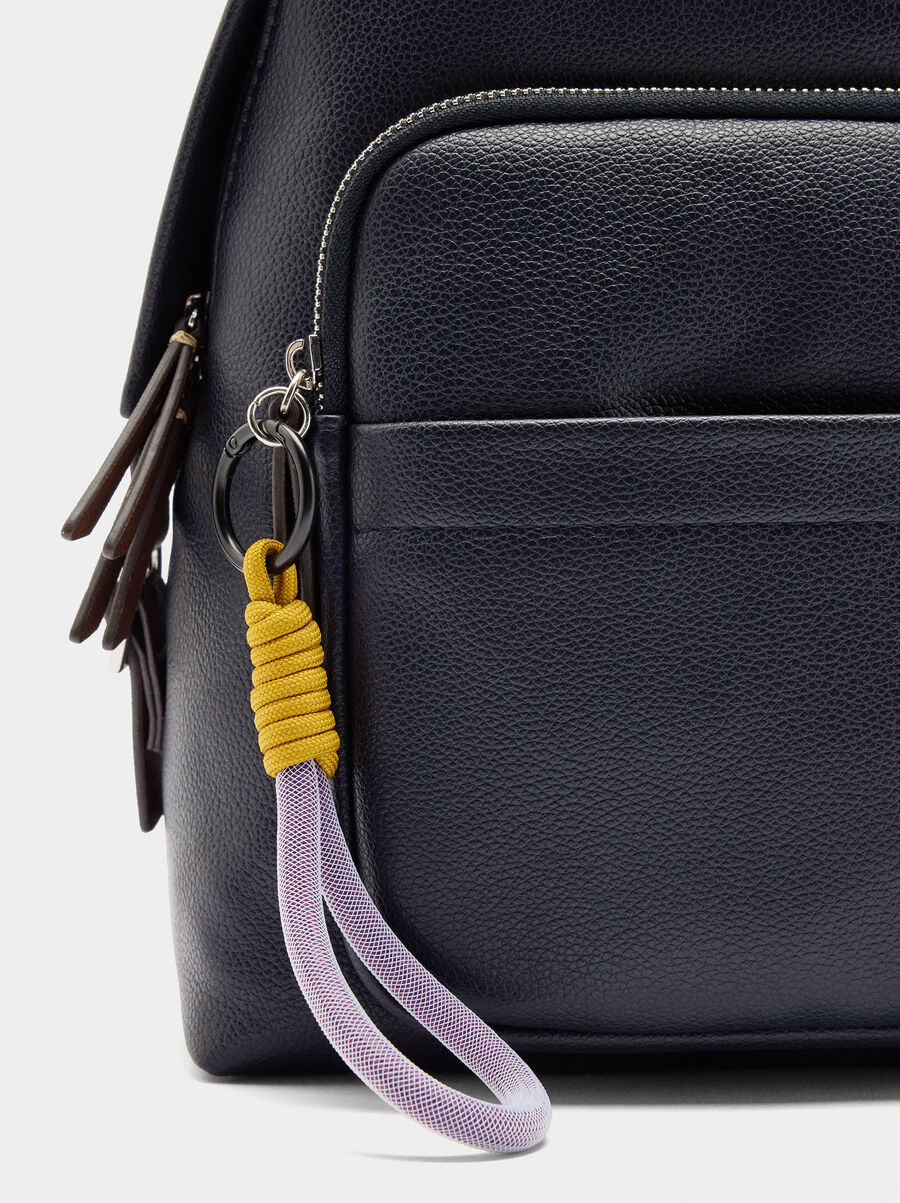 Mochila básica con colgante