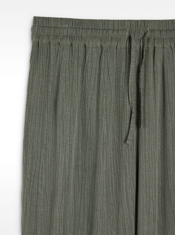 Loose-fitting trousers with elastic waistband
