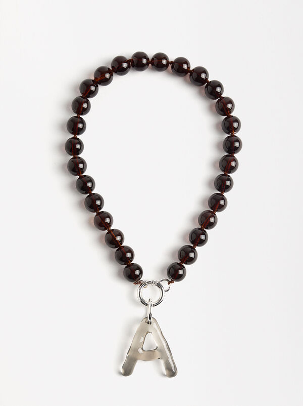 Kurzes Halsband mit Perlen und Buchstaben