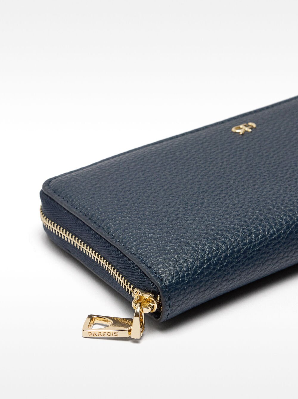 Wallet with texture and zipper