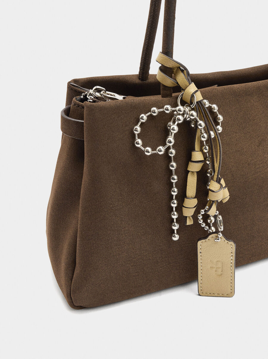 Bolso de hombro efecto piel con colgante