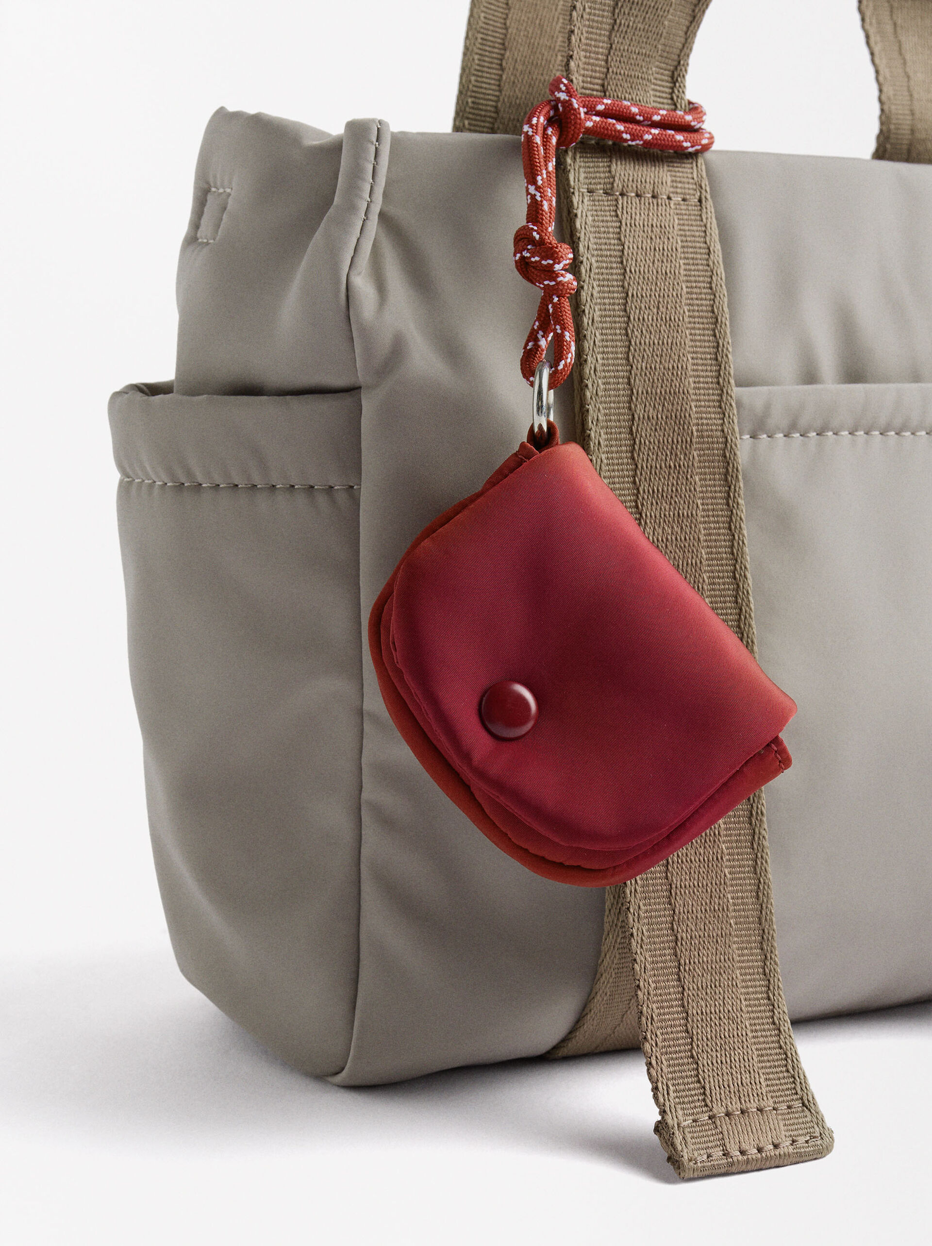 Mala tote de nylon com penduro image number 1.0