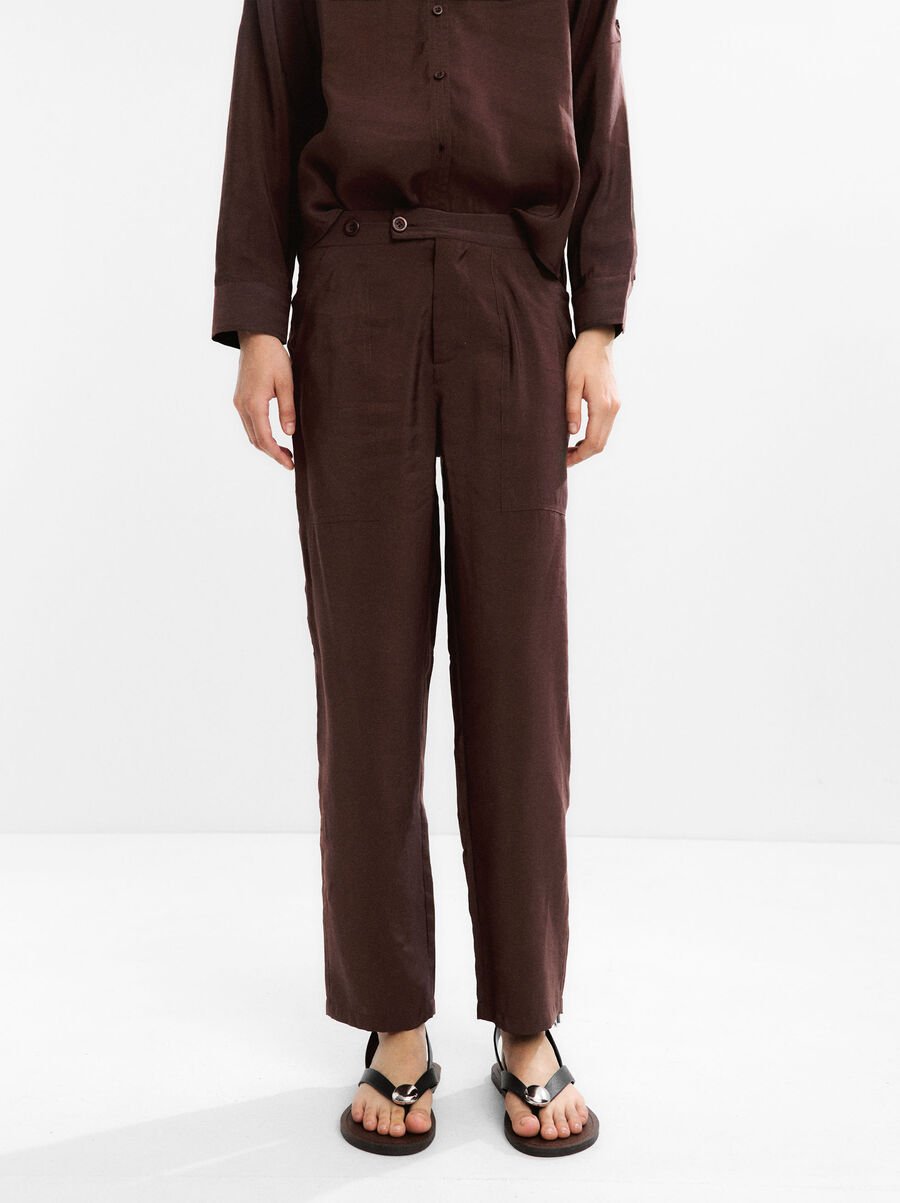 Cargo trousers with marked stitching