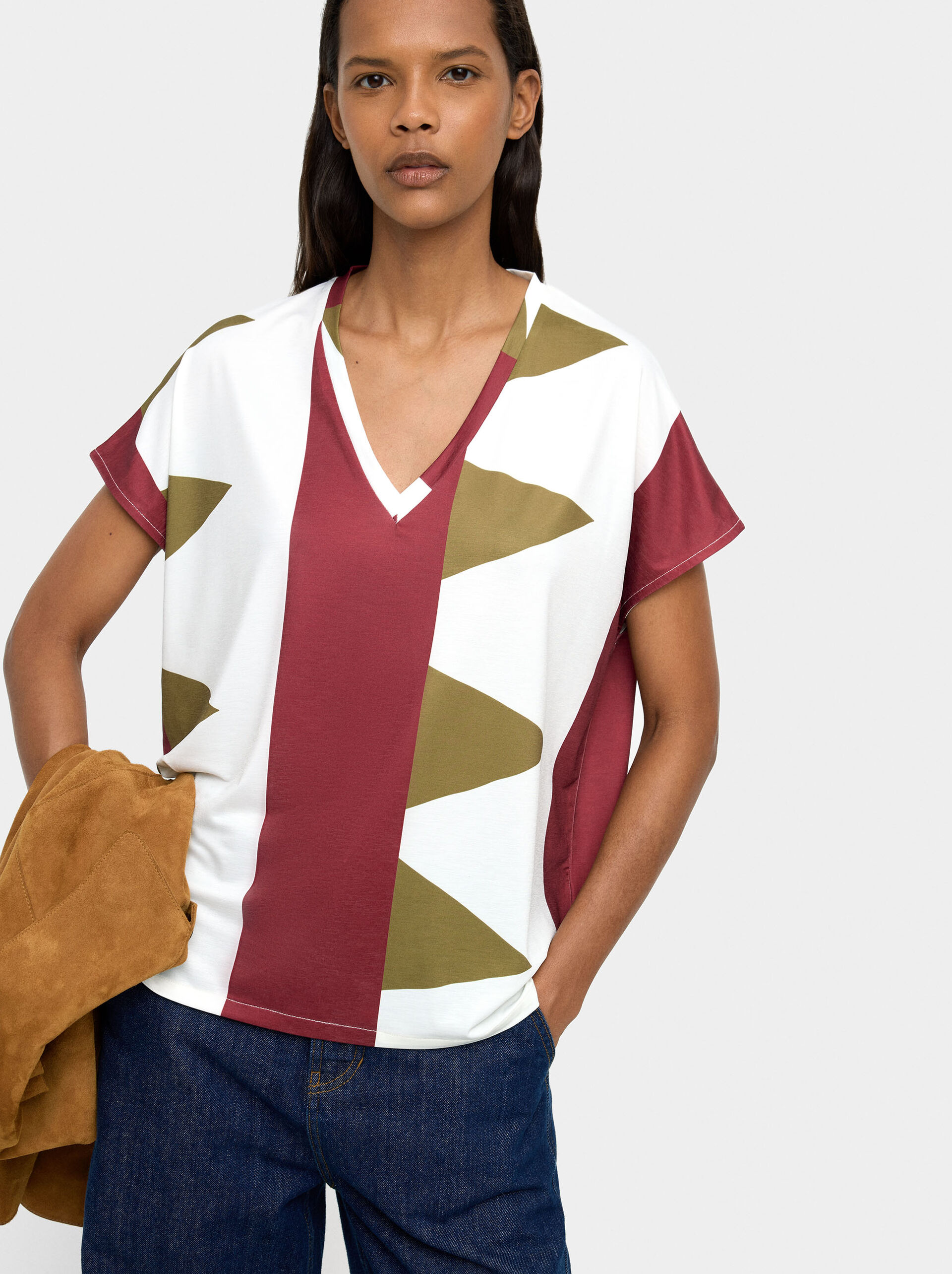 T-shirt with print and V-neck image number 1.0