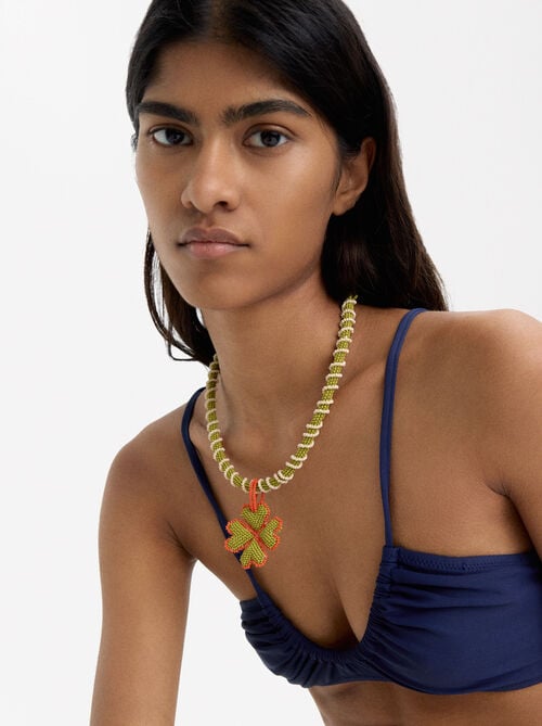 Short beaded necklace with clover