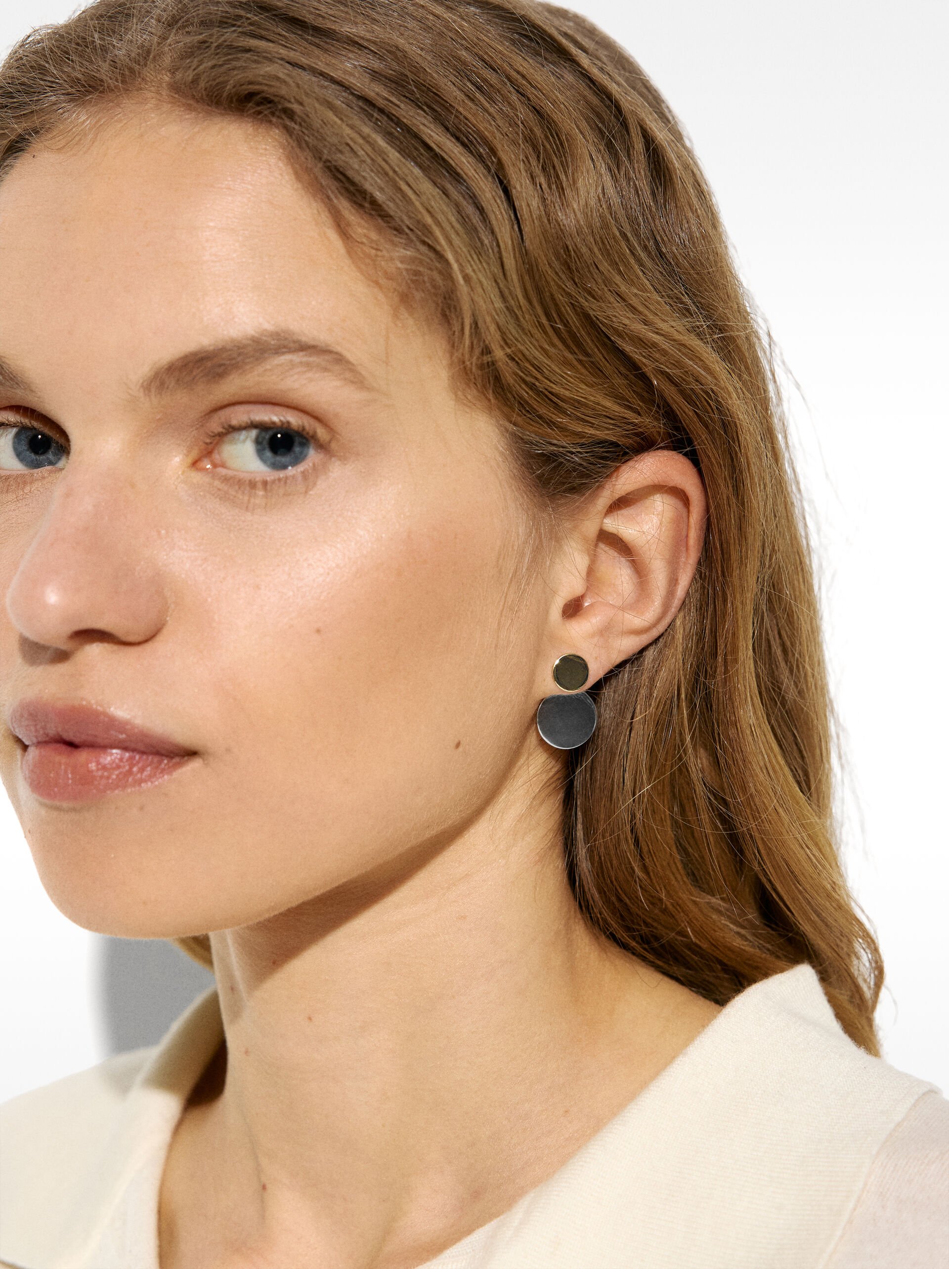 Circular studs image number 1.0