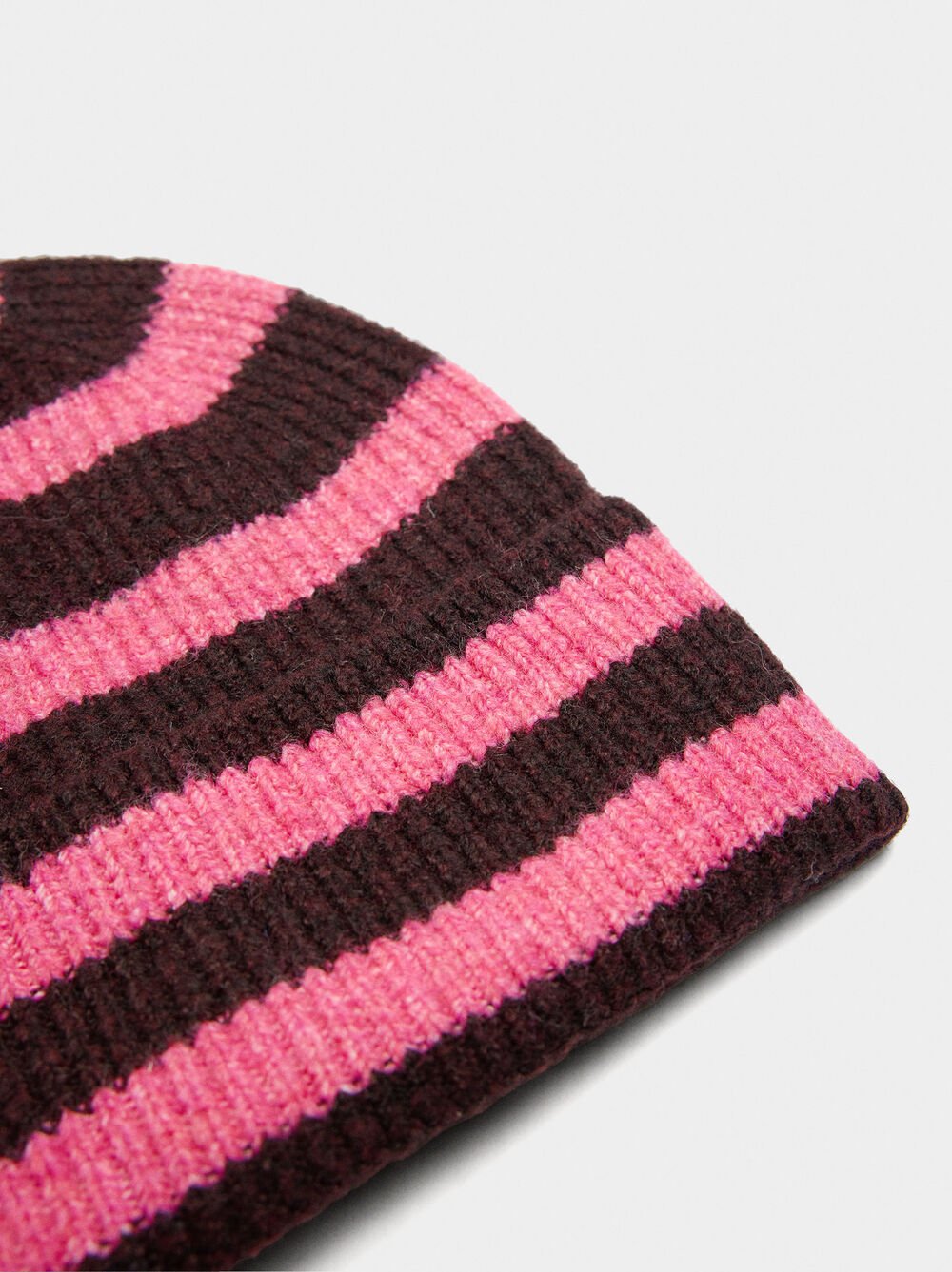Hat with stripes with cuff