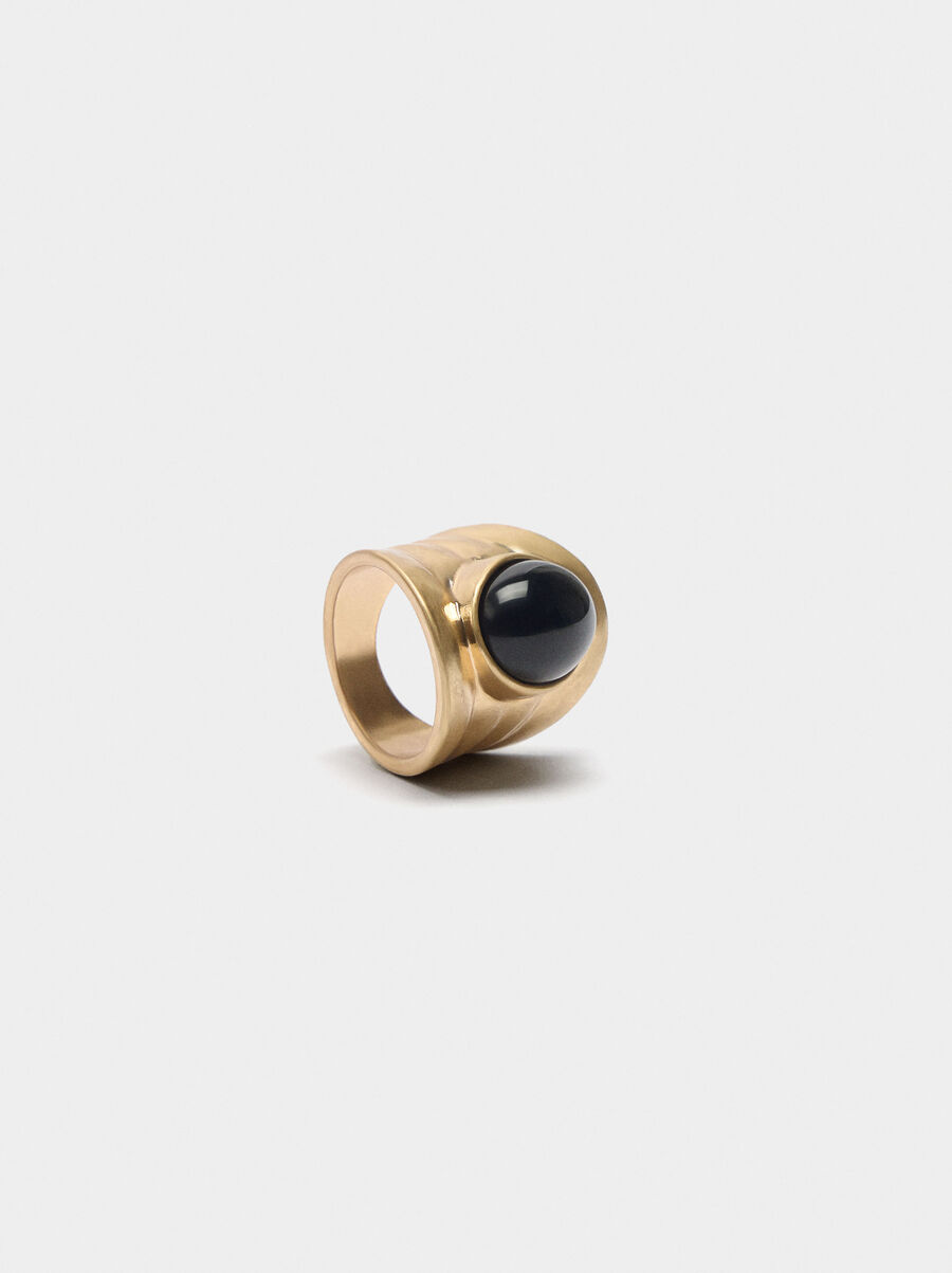 Wide ring with oval detail