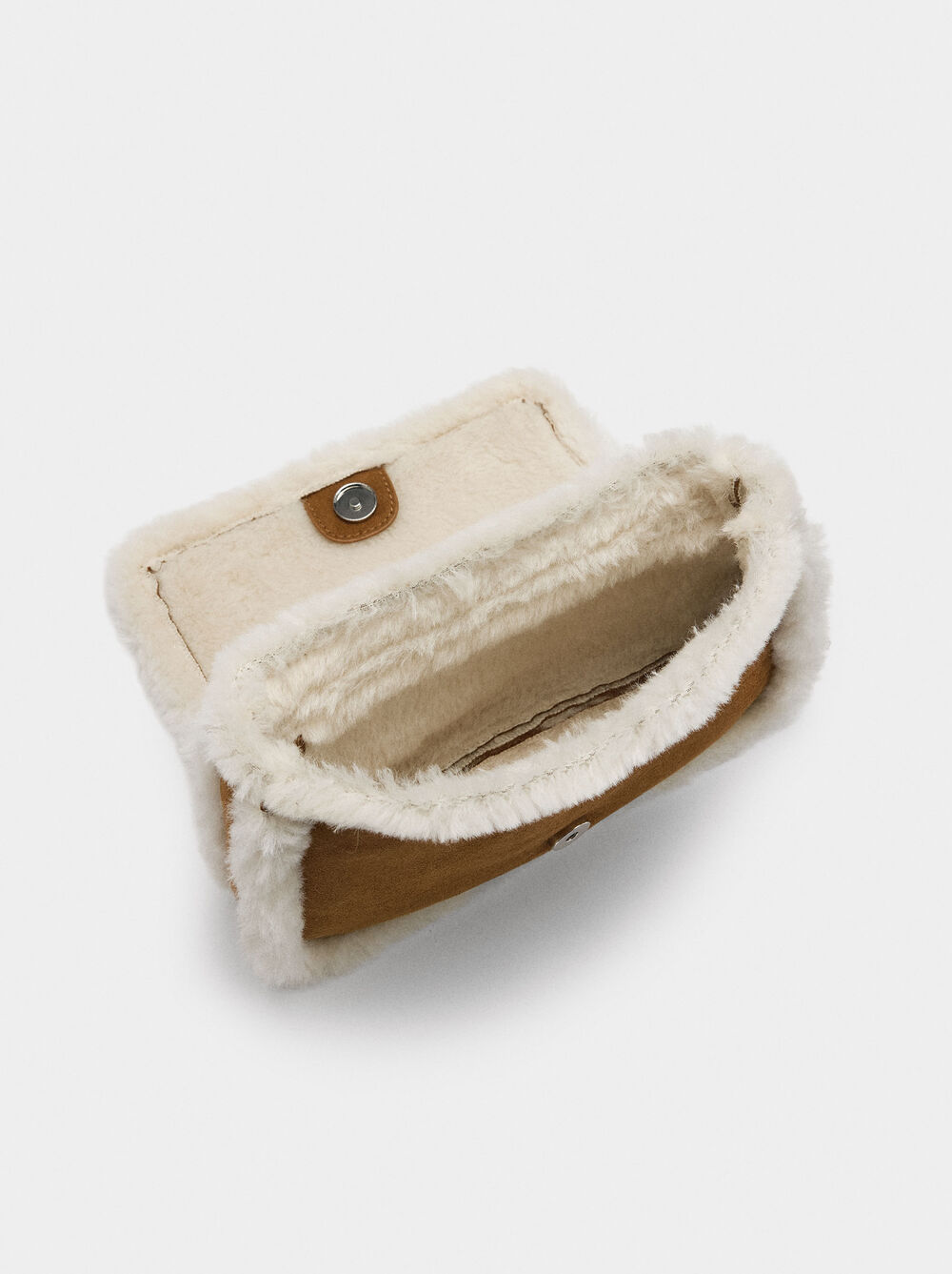 Shoulder bag with fur effect edges