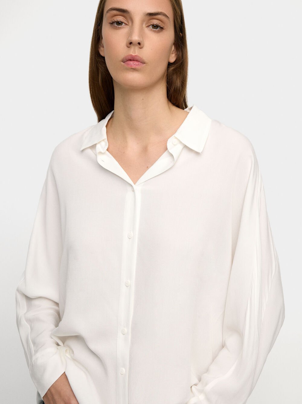Shirt with long sleeves in a fluid fabric