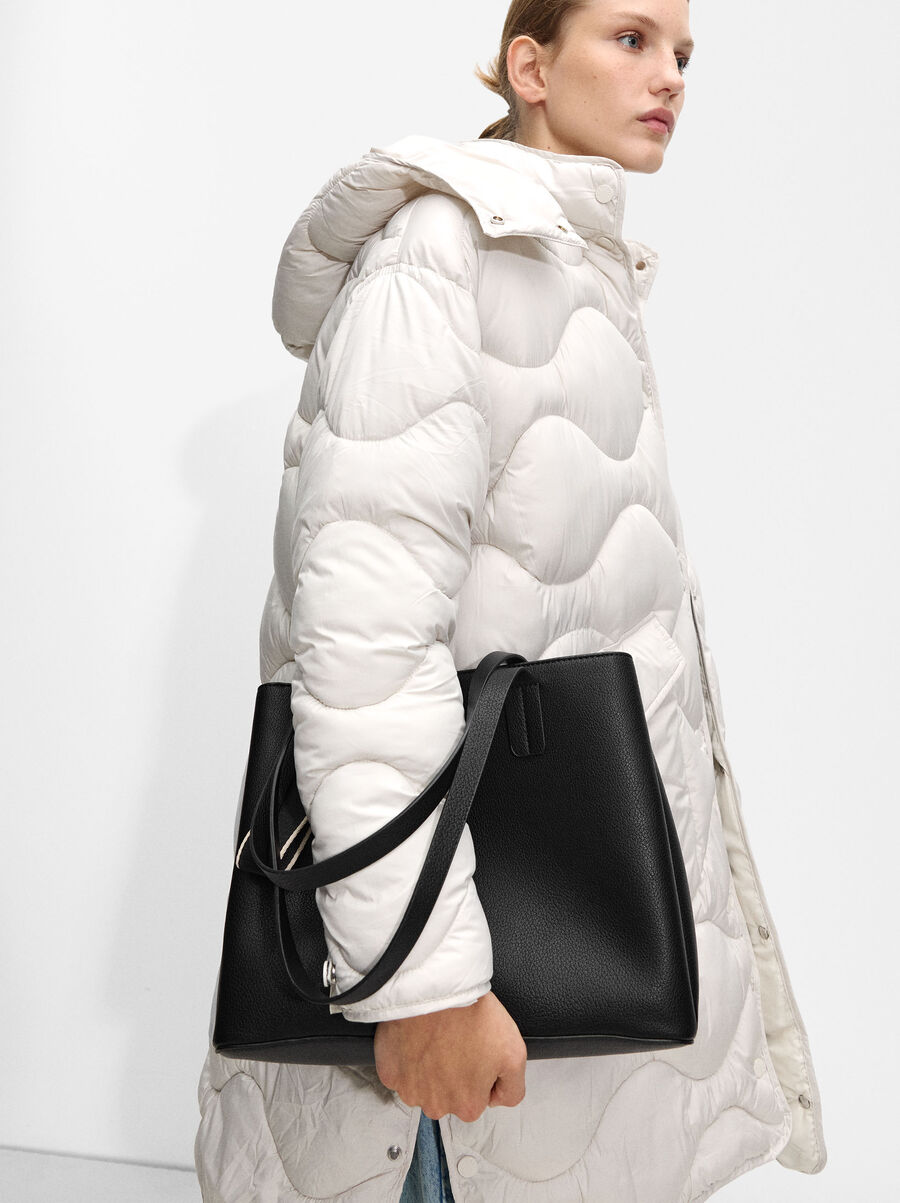 Bolso tote con colgante