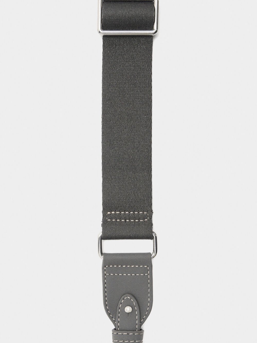 Ovalförmige Umhängetasche mit Klappe