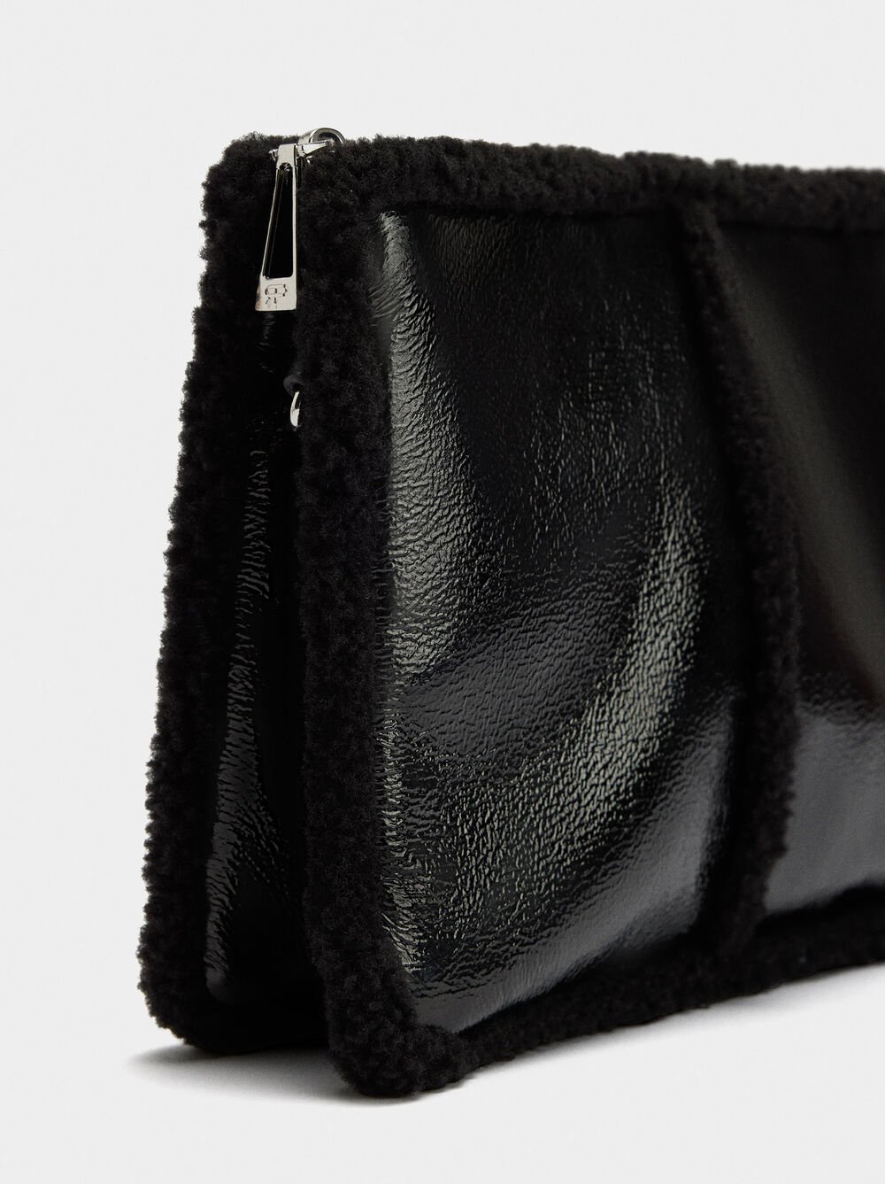 Sac bandoulière en bordures effet poil