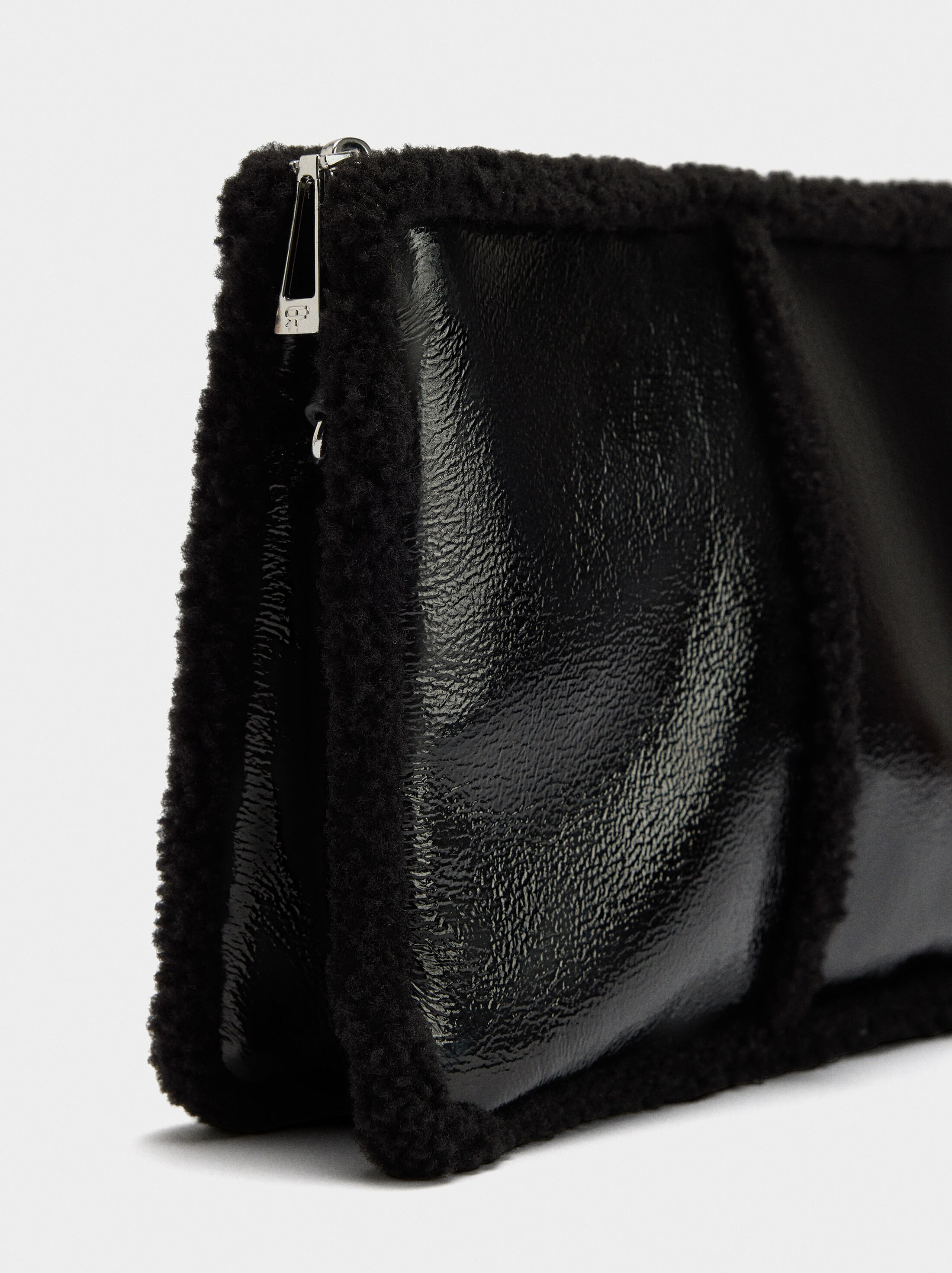 Bossa bandolera de bordes efecto pelo image number 1.0