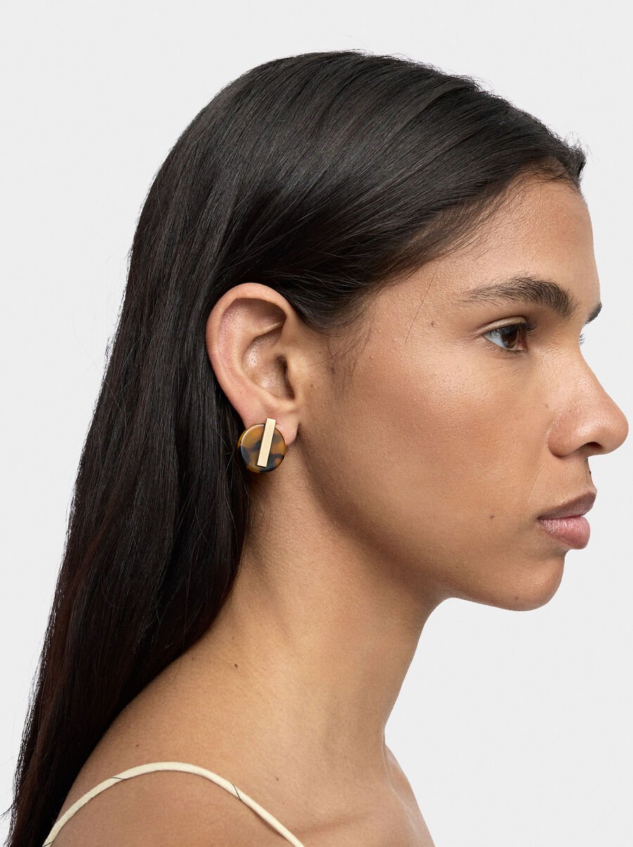 Round earrings with tortoiseshell effect