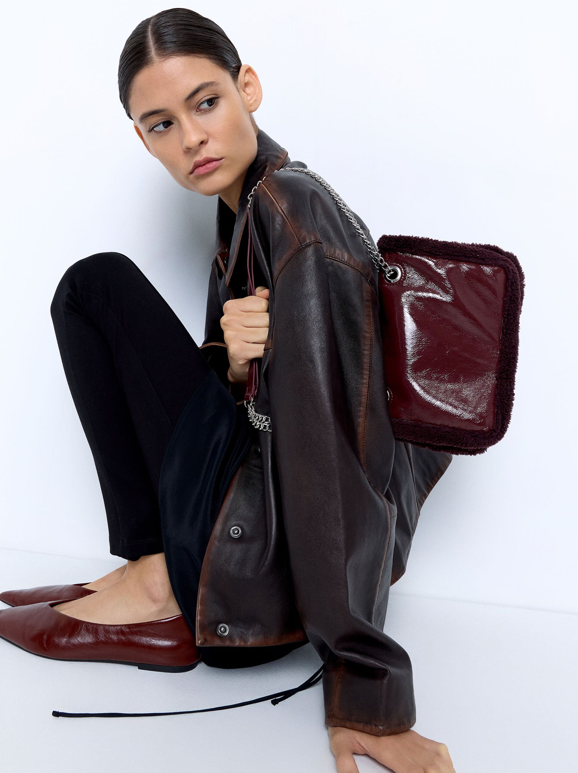 Shoulder bag with faux fur edges image number 4.0
