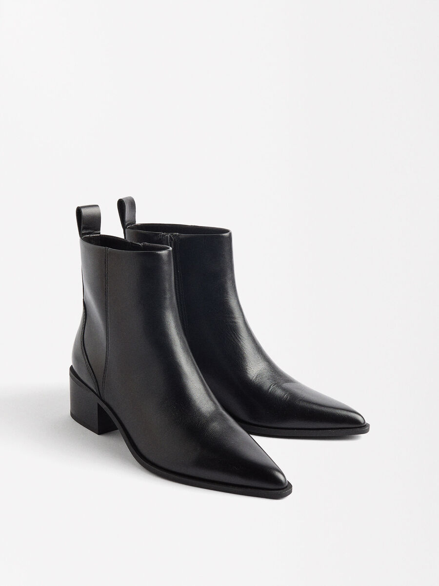 Botins de pele com tacão