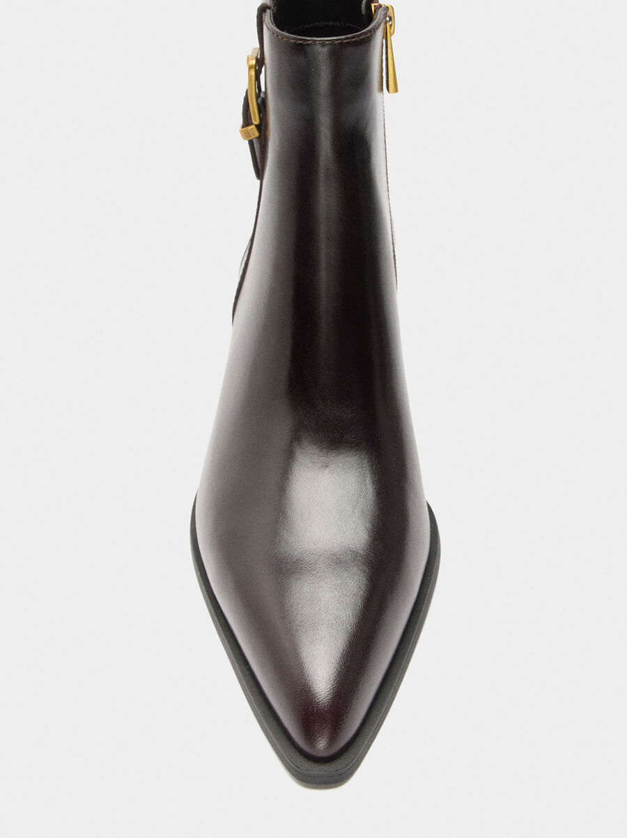 Botines de piel con hebilla