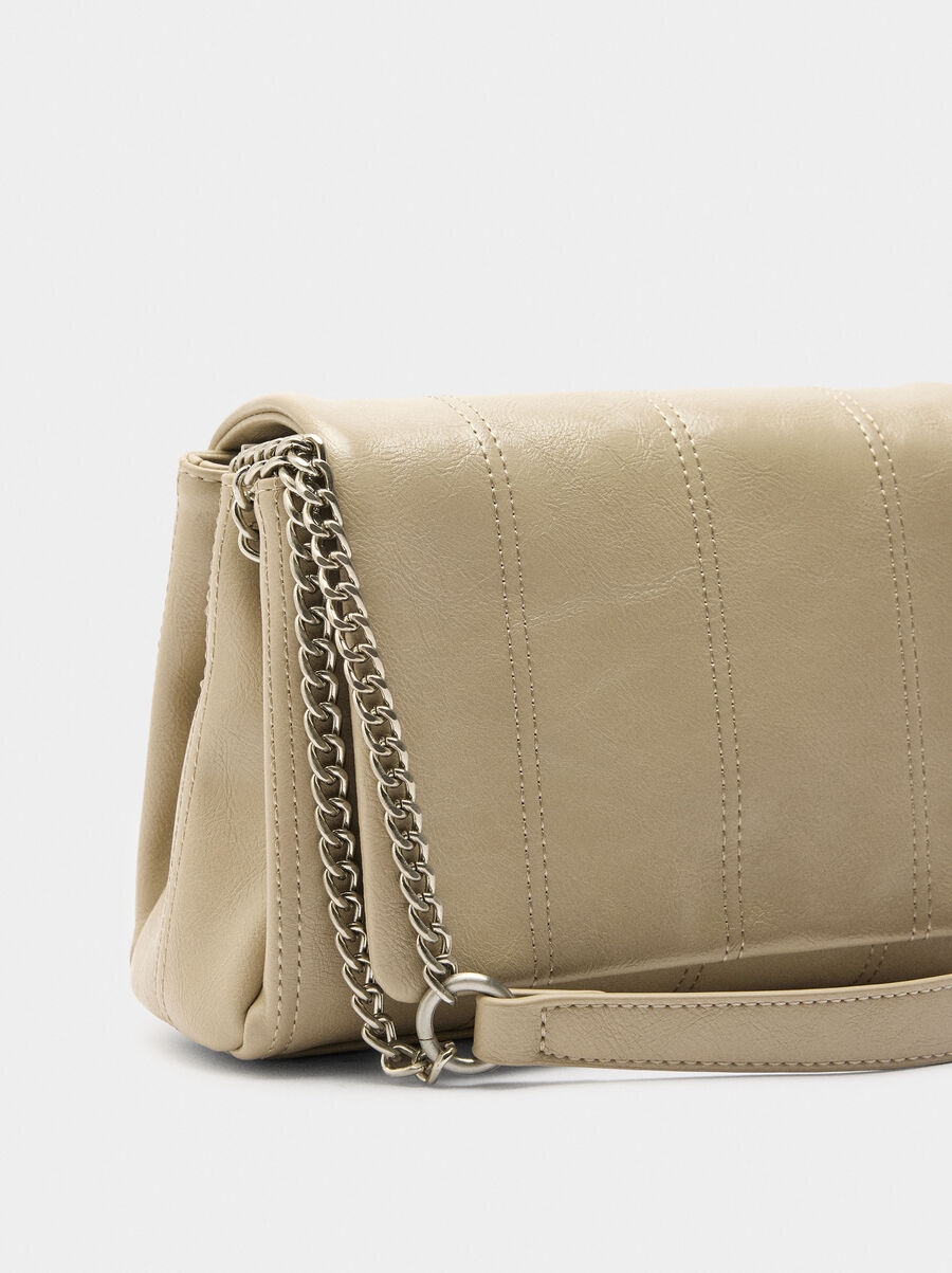 Bolso de hombro acolchado con solapa