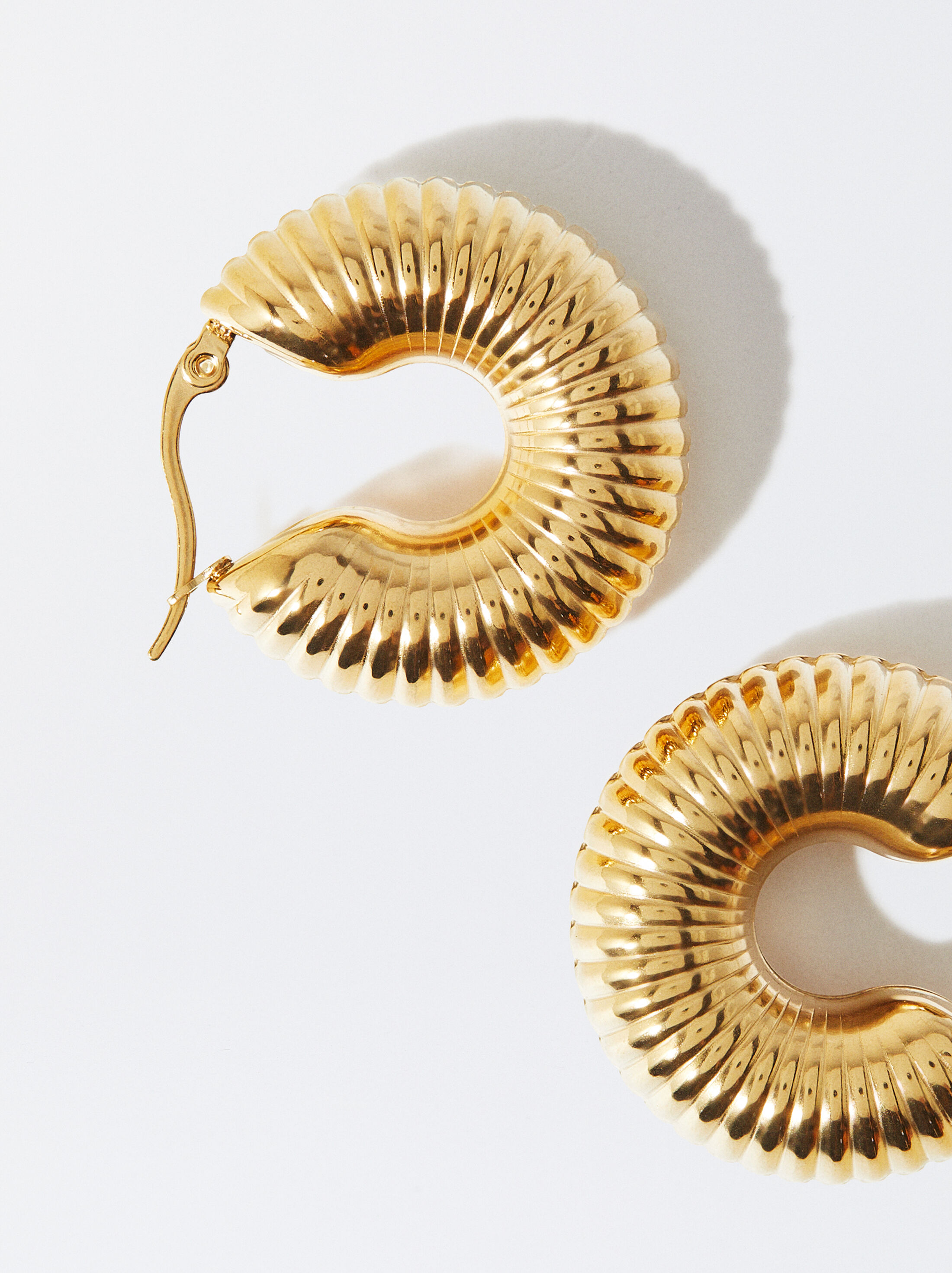 Stainless steel golden hoop earrings image number 1.0