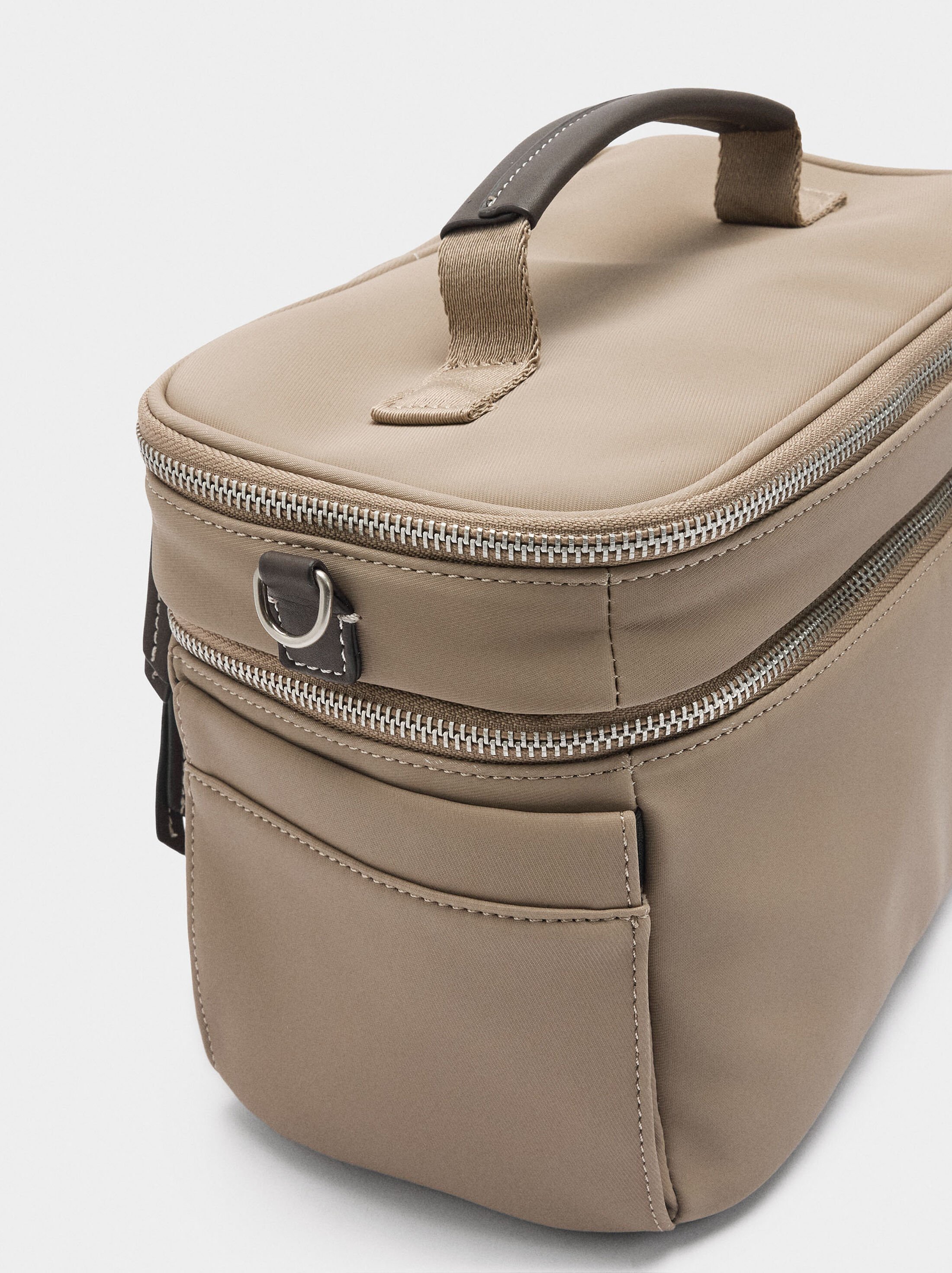 Plain lunch bag with nylon effect image number 1.0