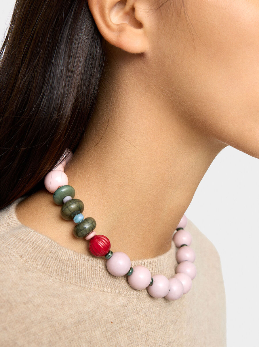 Short necklace with multicolor beads