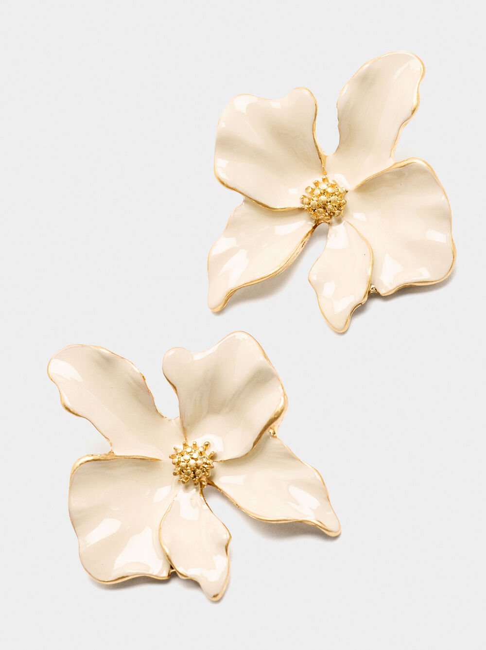 Flower earrings with enamel