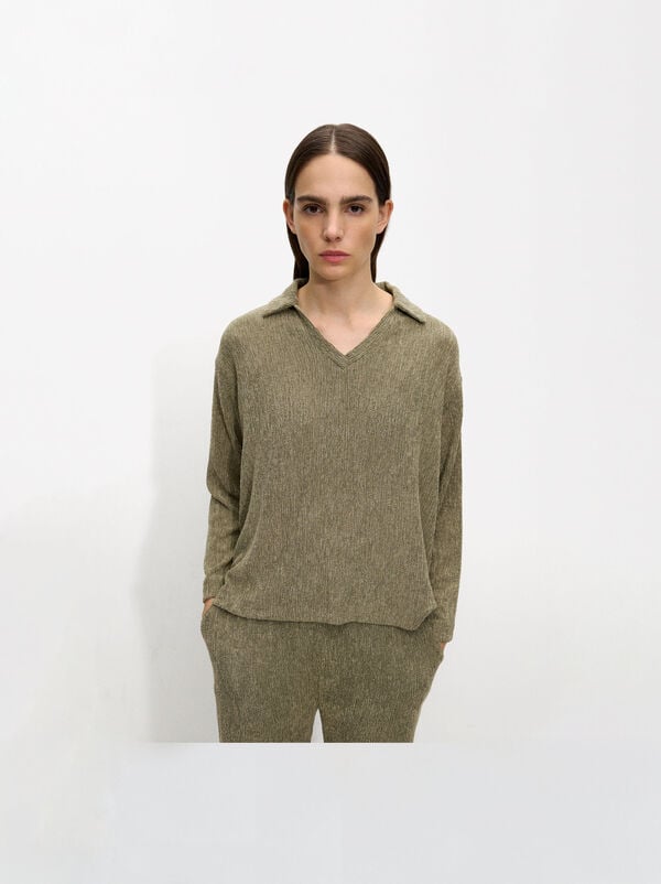 Long-sleeve sweater with texture