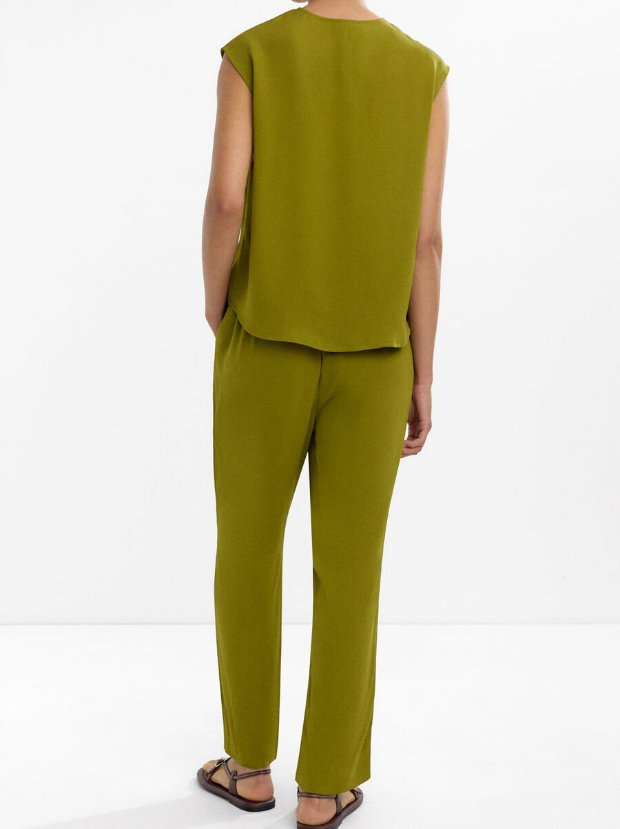 Straight trousers with pockets