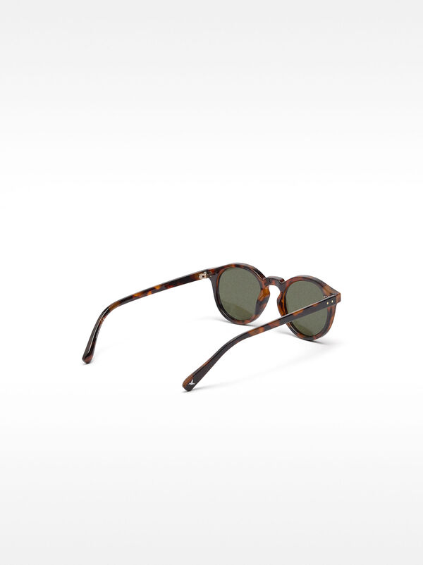 Round tortoiseshell sunglasses