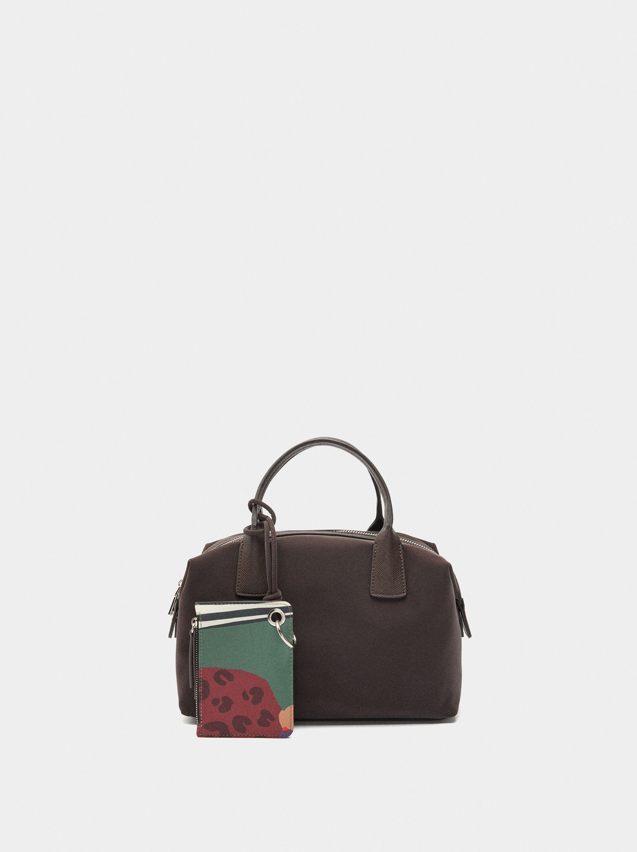 Bossa tote textura suave con penduro image number 0.0