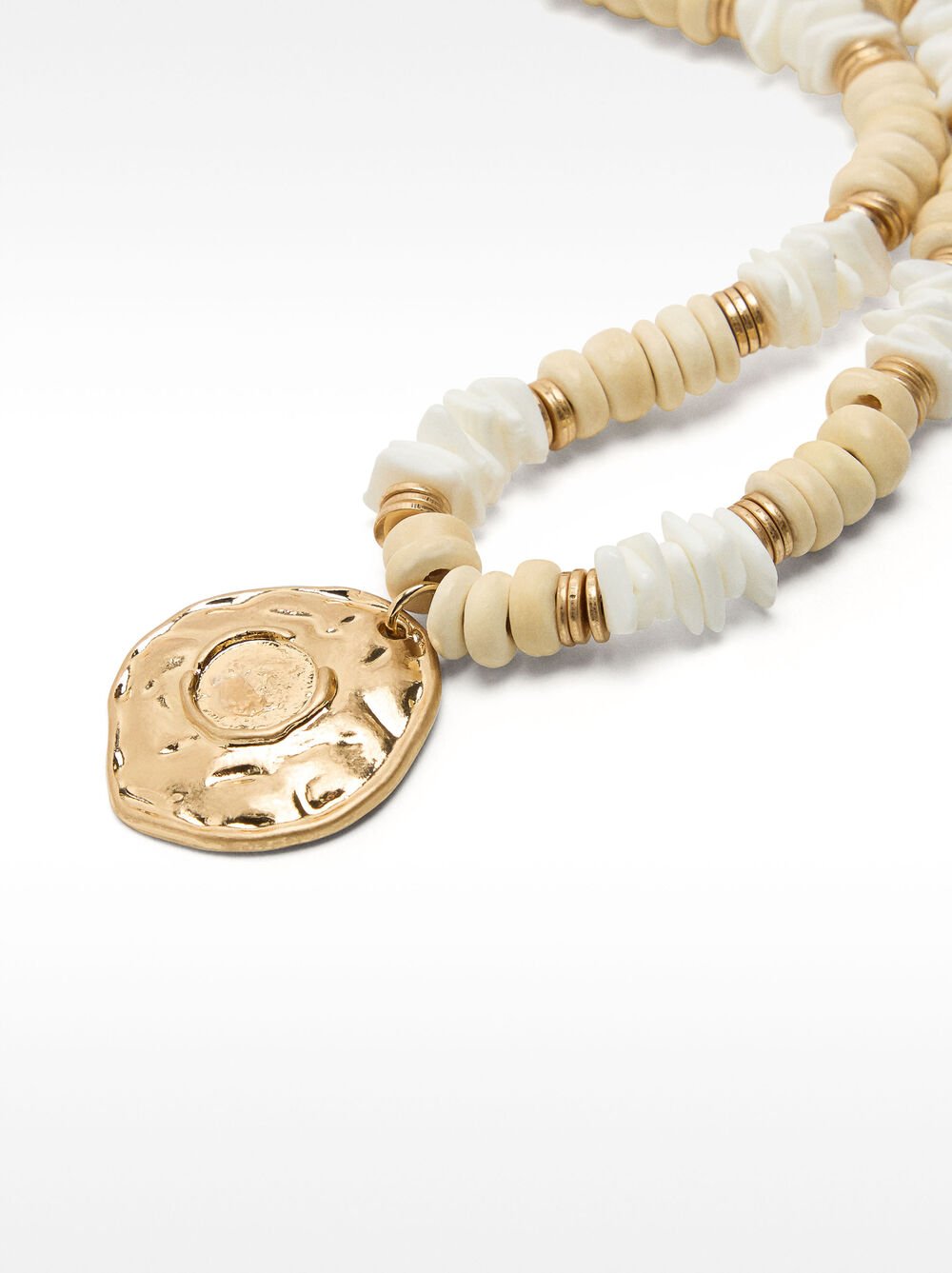 Short necklace with shells and wood