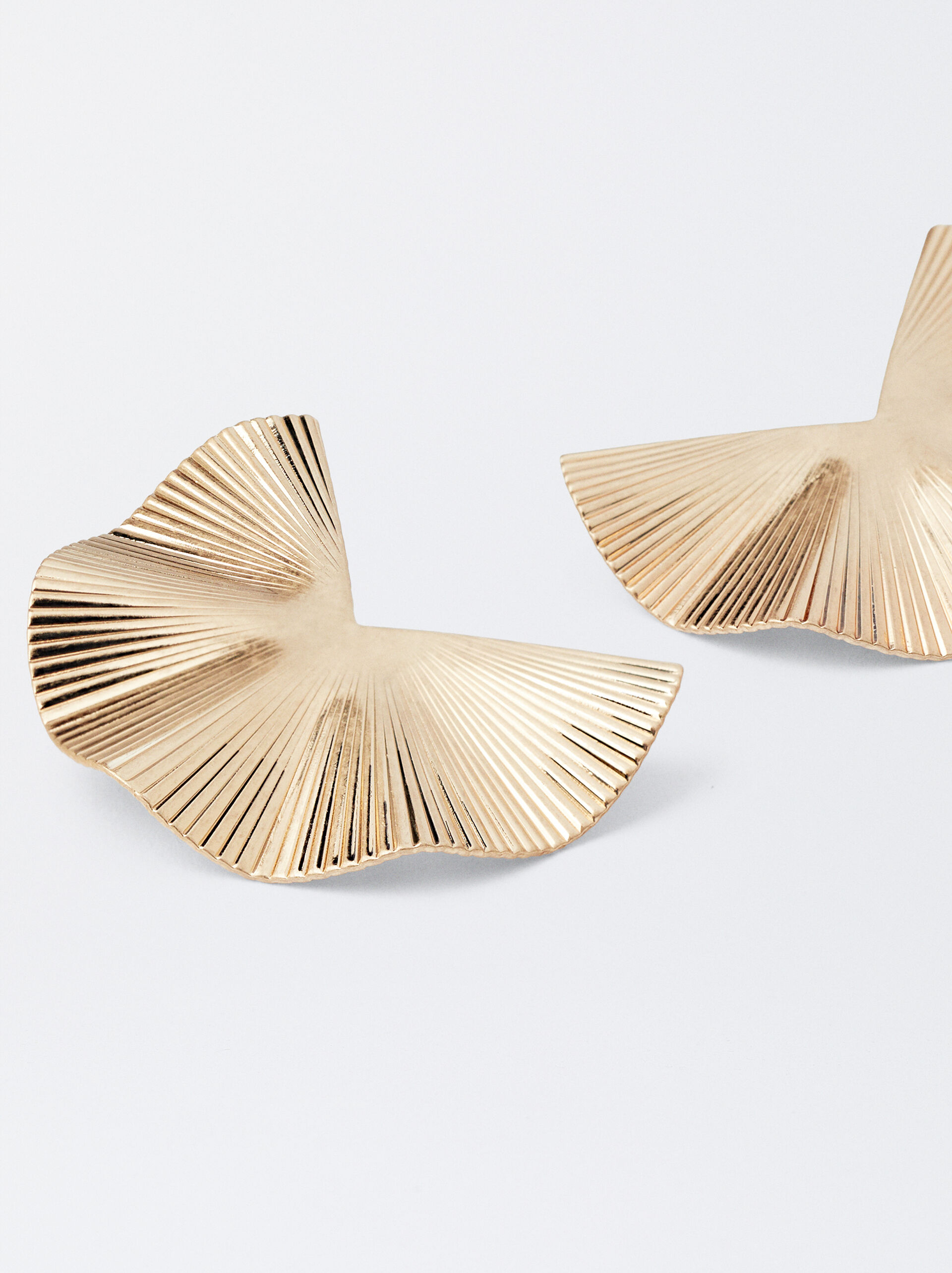 Medium wavy earrings image number 2.0