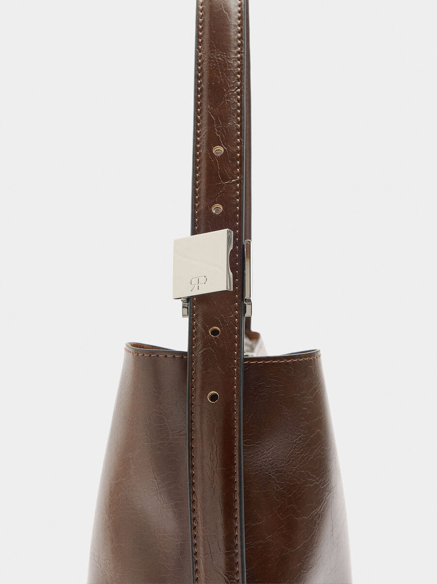 Bucket bag with cracked effect