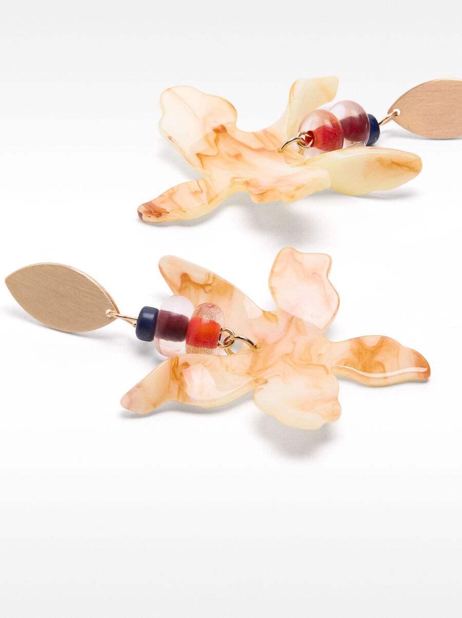 Earring with stone and flower