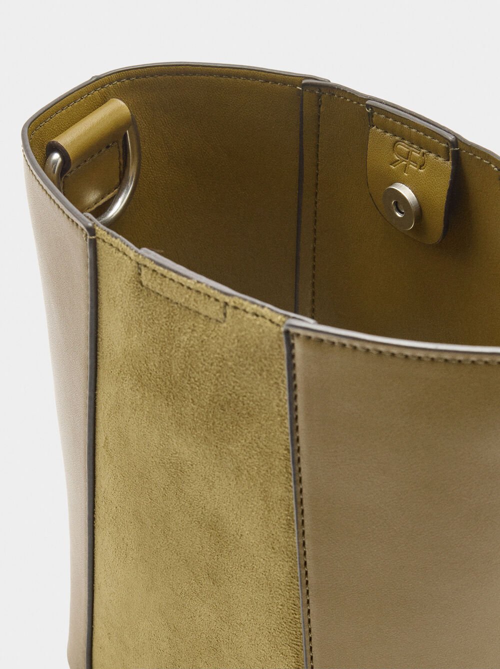 Borsa secchiello con contrasto di texture