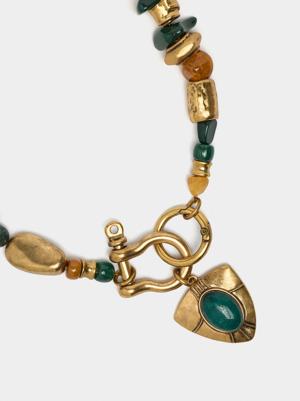 Short pendant necklace with stone