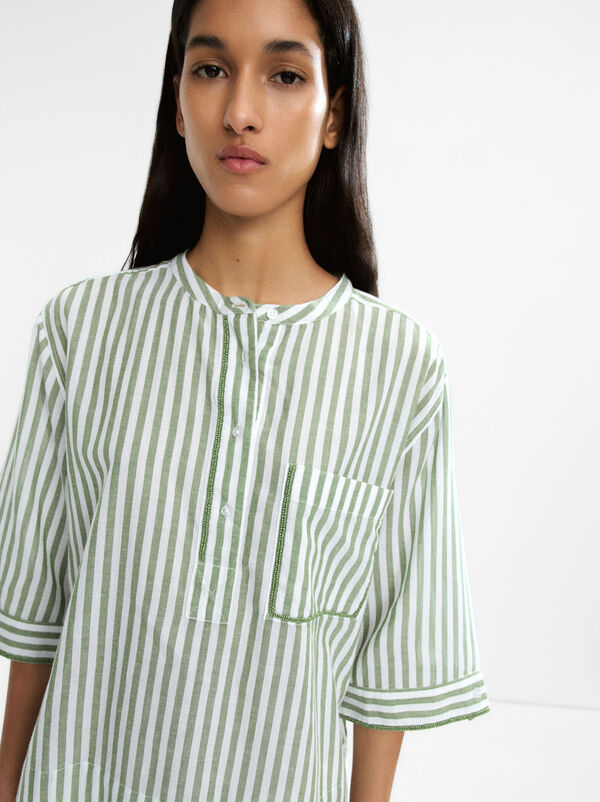 Camicia a righe composta al 100% in cotone